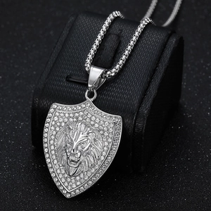 Collier pendentif lion et bouclier hip hop en acier inoxydable serti de strass brillants