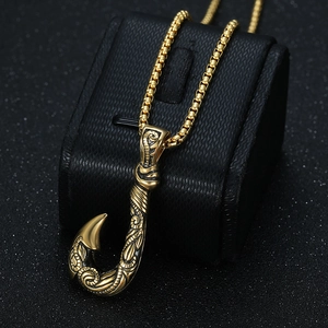 Collier avec pendentif crochet de pêche en acier doré et gravures tribales vintage