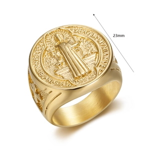 Vue détaillée de la bague Saint-Benoît en acier inoxydable doré avec diamètre de 23mm