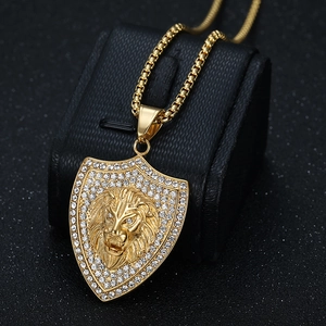 Collier hip hop en acier doré avec pendentif tête de lion bouclier et cristaux étincelants