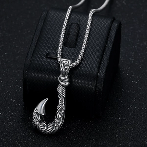 Collier avec pendentif crochet de poisson en acier inoxydable aux motifs de vagues