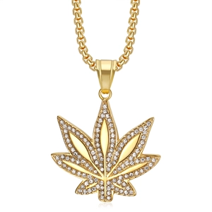 Collier feuille d'érable plaqué or avec pavé de cristaux sur un fond blanc pur