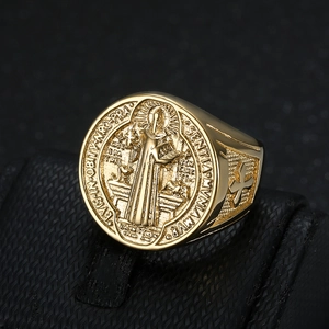Chevalière en acier doré avec médaille de Saint-Benoît et détails de croix latérale