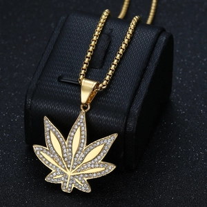 Collier hip hop feuille d'érable en acier inoxydable plaqué or serti de cristaux