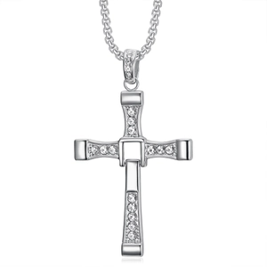 Collier croix pour homme en acier titane avec zircons incrustés et chaîne box