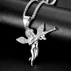 Collier pendentif ange aux ailes d'argent avec fusil serti de pierres de zircon blanc