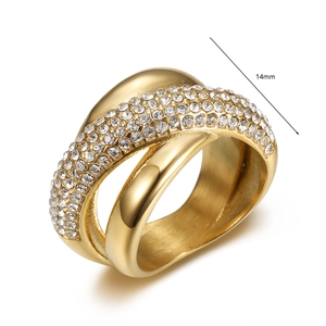 Détail d'une bague croisée en acier doré de 14mm de large avec pavage de zircons brillants