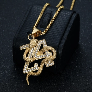 Collier hip hop serpent plaqué or avec diamants et numéro 24 sur un support noir élégant