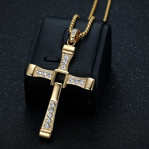 Pendentif croix en acier doré serti de zircons avec chaîne maille box pour hommes