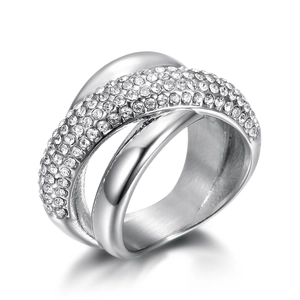 Détail d'une bague croisée argentée avec bandes polies et cristaux brillants étincelants