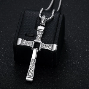 Pendentif croix en acier inoxydable avec zircons sur une chaîne à perles élégante
