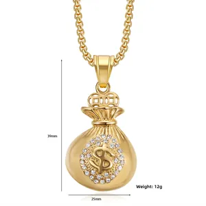 Vue détaillée du pendentif sac d'argent doré avec signe dollar et strass brillants