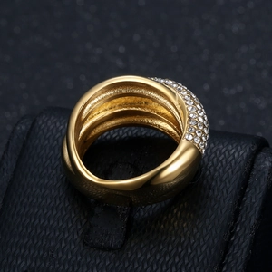 Bague chic en acier titane plaqué or à trois couches avec zircons pavés étincelants