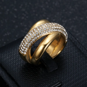 Bague entrelacée plaquée or 18 carats avec cristaux micro-pavés au style hip-hop chic