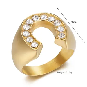 Détail de la bague fer à cheval plaquée or sertie de zirconiums blancs brillants