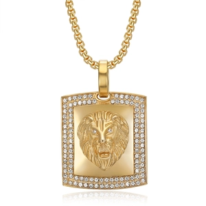 Collier avec pendentif tête de lion en acier plaqué or avec des pierres en zircone cubique