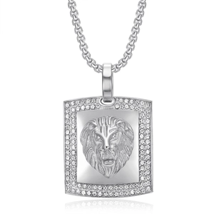 Collier avec pendentif tête de lion en acier argenté et bordure en zircons cubiques
