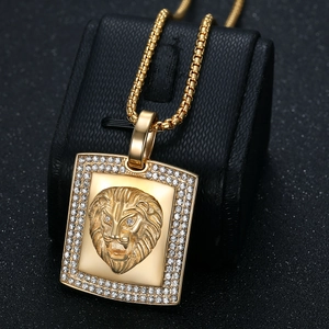 Collier hip hop plaqué or avec pendentif tête de lion carré et bordure en cristaux