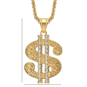 Détail d'un pendentif signe dollar avec strass brillants et chaîne en maille torsadée