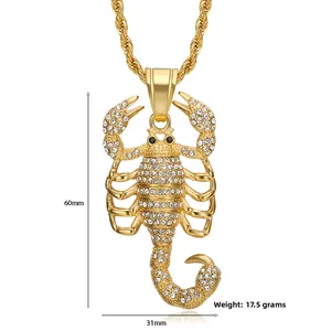 Vue détaillée du pendentif scorpion hip-hop avec strass blancs et dimensions 60mm par 31mm