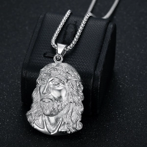 Pendentif tête de Jésus en acier inoxydable poli avec couronne d'épines sur chaîne