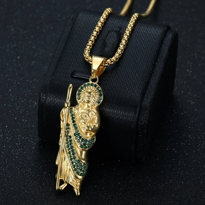Collier avec pendentif Saint Jude en acier plaqué or serti de cristaux verts