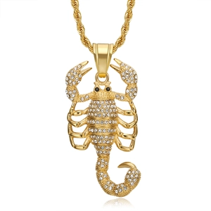 Collier Hip Hop avec pendentif scorpion doré et cristaux scintillants sur chaîne corde