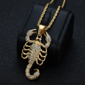 Pendentif scorpion doré hip hop orné de zircons blancs sur une chaîne de style corde