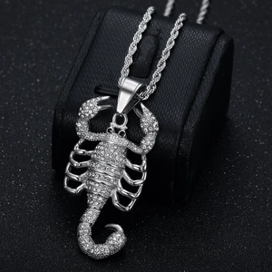 Collier avec pendentif scorpion hip hop orné de strass brillants et chaîne torsadée