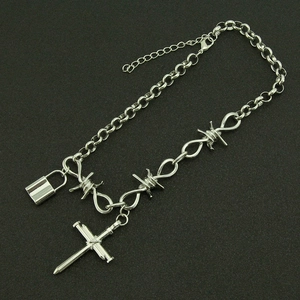 Collier punk argenté avec maillons épines, pendentifs cadenas et croix en clou