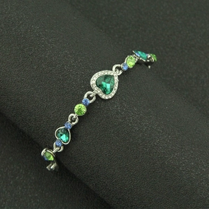 Bracelet élégant en chaîne argentée avec pierres vertes en cœur et micro-pavé