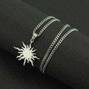 Collier homme pendentif soleil argenté avec rayons de flammes sur chaîne gourmette