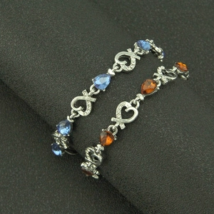 Minimalistische silberne Herzarmbänder mit blauen und orangen Wassertropfen-Strass