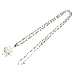 Collier avec pendentif soleil moderne en acier inoxydable et chaîne à maillons argent