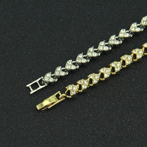 Bracelet à maillons cœur luxueux avec cristaux blancs en plaqué or et argent