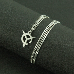 Collar de cadena cubana de acero inoxidable plateado con colgante geométrico minimalista