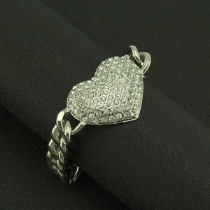 Bracelet cœur minimaliste serti de strass brillants sur une grosse chaîne gourmette
