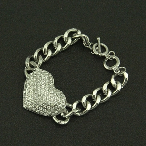 Bracelet à pendentif cœur en argent avec strass pavés et fermoir à bascule pour femme