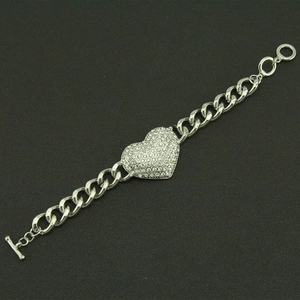 Bracelet chaîne argentée avec pendentif cœur serti de strass et fermoir à bascule