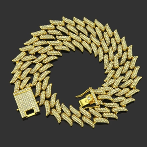 Chaîne cubaine 20mm dorée style hip hop avec épines et strass sur fond noir brillant