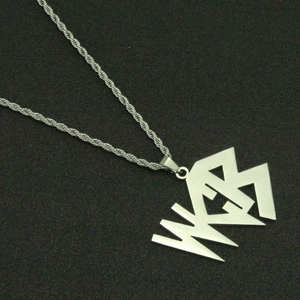 Collana in acciaio al titanio con catena a corda e ciondolo geometrico d'argento