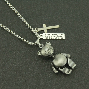 Collana con ciondolo a forma di orso articolato con croce e piastrina in argento vintage