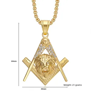 Détail du pendentif tête de lion hip hop avec symboles maçonniques et strass blancs