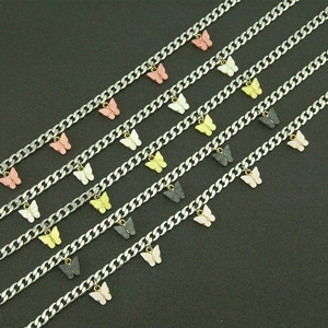 Collana a catena cubana con ciondoli a farfalla colorati in rosa, giallo, bianco e nero