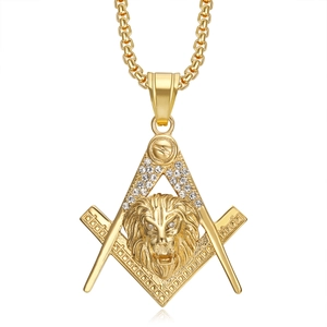 Pendentif tête de lion doré hip hop avec symboles maçonniques équerre et compas