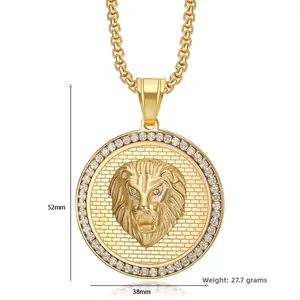Detail der vergoldeten Löwenkopf-Halskette mit Zirkoniasteinen und quadratischer Box-Kette