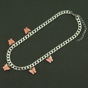 Collana a catena cubana con cinque ciondoli a farfalla rosa da donna su sfondo grigio scuro