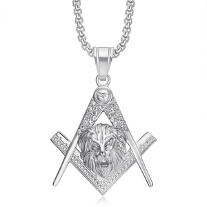 Collier avec pendentif maçonnique hip hop tête de lion argentée et strass brillants