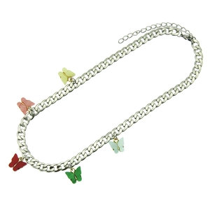 Collana a catena cubana argento con cinque ciondoli a farfalla colorati in acrilico