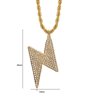 Détail du pendentif éclair plaqué or avec les dimensions de 44 mm sur 19 mm